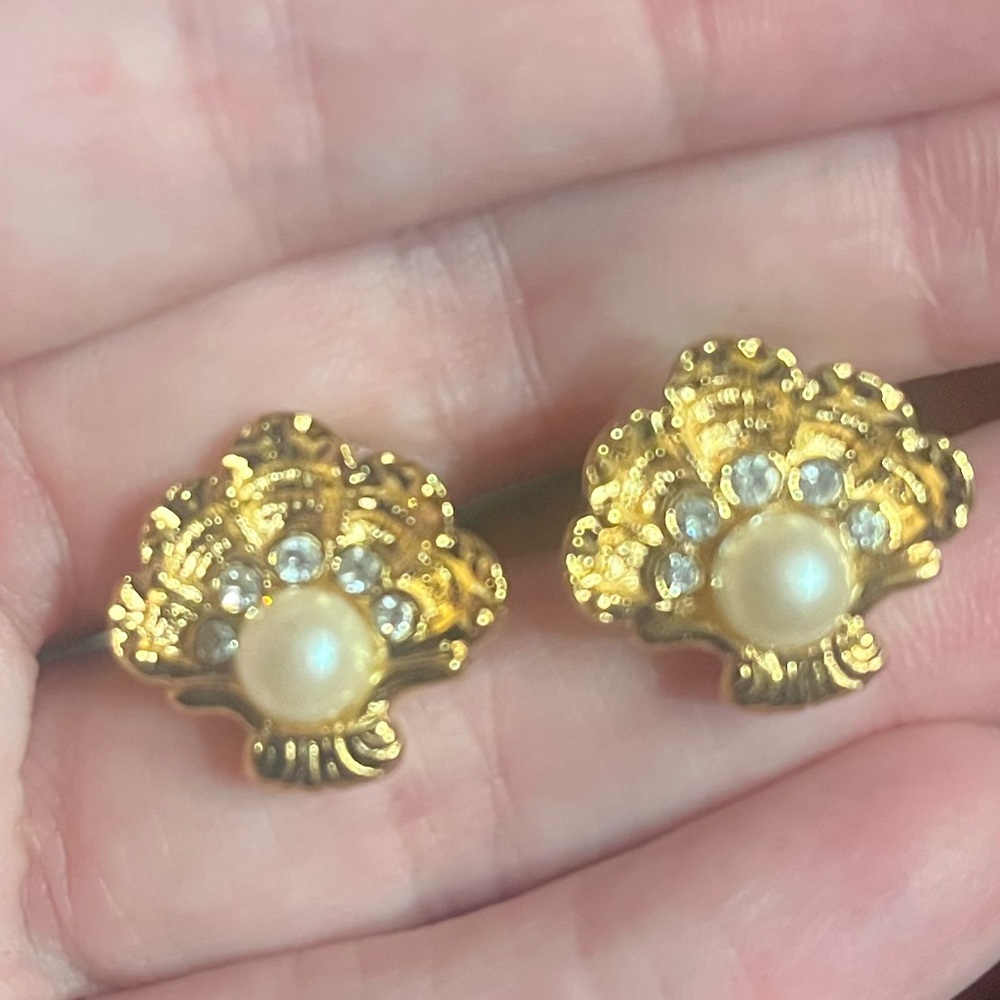 Vintage Avon Gold Tone Seashell Earrings 1993 Ocean dream